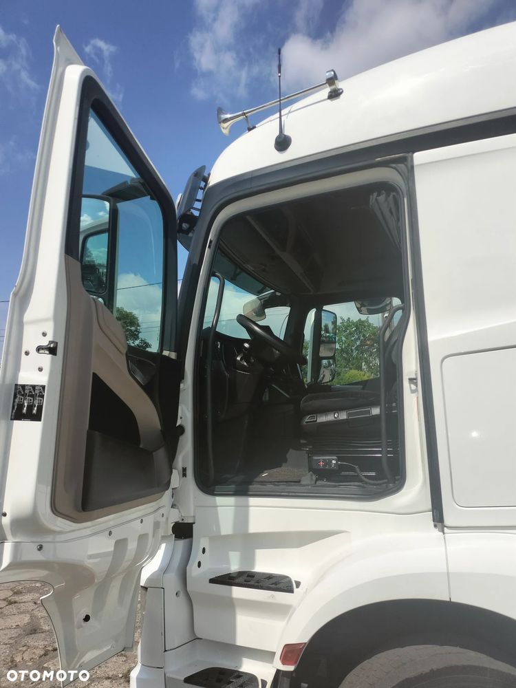 Mercedes-Benz Actros - 11