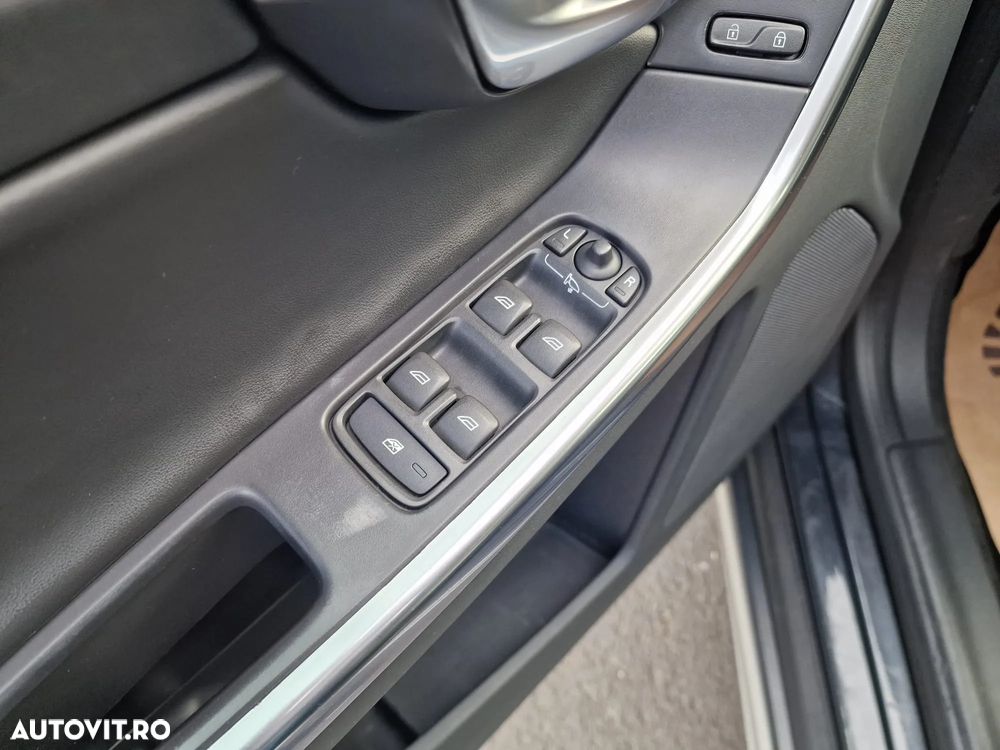 Volvo XC 60 2.4D AWD RDesign - 17