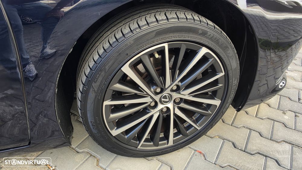 Lexus ES 300h Special Edition - 26