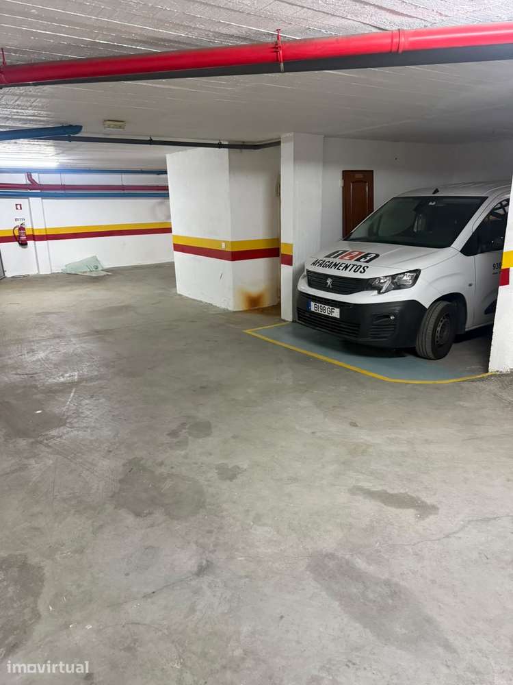 Garagem box + 3 lugares estacionamento com Saída à Rua - Massama Norte - Grande imagem: 5/7