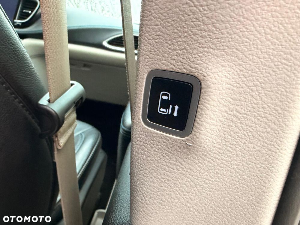 Chrysler Pacifica - 16