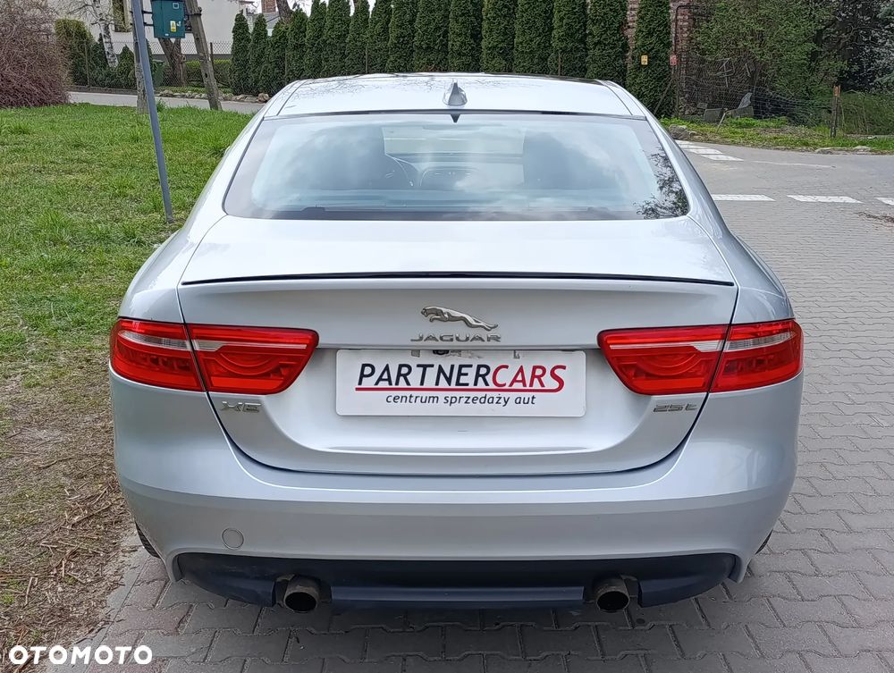 Jaguar XE 2.0 T Prestige - 9