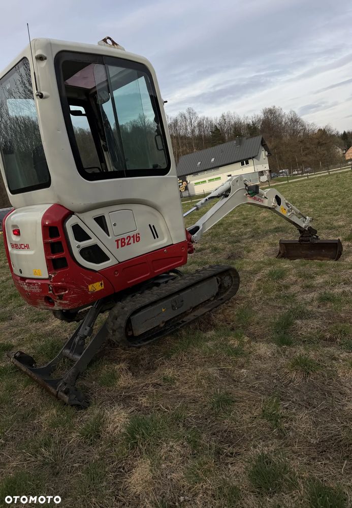 Takeuchi TB216  Koparka Gąsienicowa 2 tony. Długie ramie plus! Zaledwie 1000 mtg. DEKRA aktualna do 2026r. Rozsuwane Hydr. podwozie! Z Gospodarstwa Norweskiego! Zero luzów i wycieków. Maszyna jak Nowa z Salonu! 2017rok. Pełna Dokumentacja. Gąsienice bez zużycia! Łyżka Skarpowa! Szybkozłącze! Szybka wolna jazda. Radio Usb nagłośnienie. Po serwisach. Okazja Wyjscia Hydrauliczne. Silnik Yanmar 3cyl. skrętne ramię! - 13