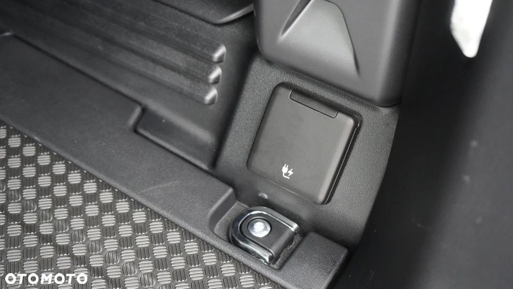 Land Rover Defender 3.0 D250 mHEV S - 32