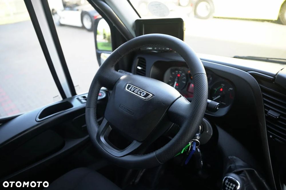 Iveco DAILY 70-150 / CHŁODNIA / AGREGAT THERMO KING V -300 MAX / BLIŹNIAK / WINDA DHOLLANDIA / AUTOMAT / 3 MIEJSCA - 29