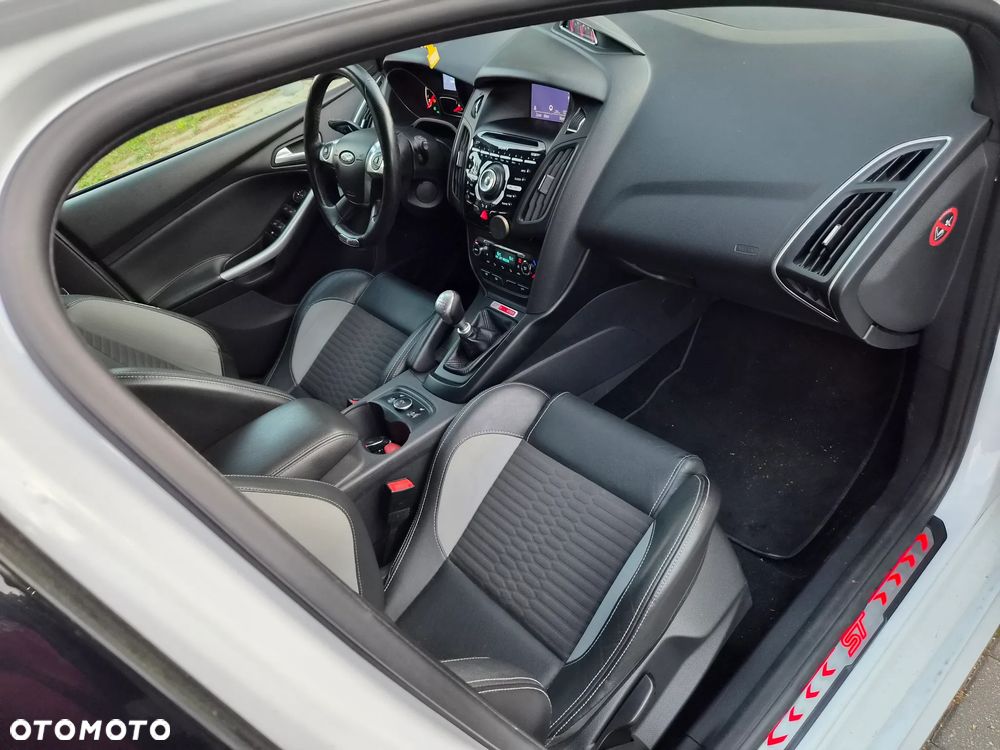 Ford Focus 2.0 EcoBoost ST mit Leder-Sport-Paket - 13