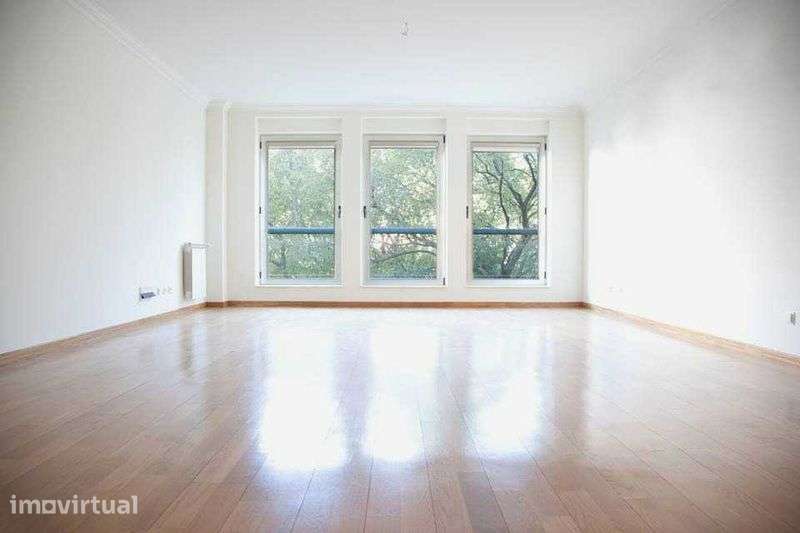 Excelente apartamento T2 junto do Largo D. Estefânia - Grande imagem: 2/12