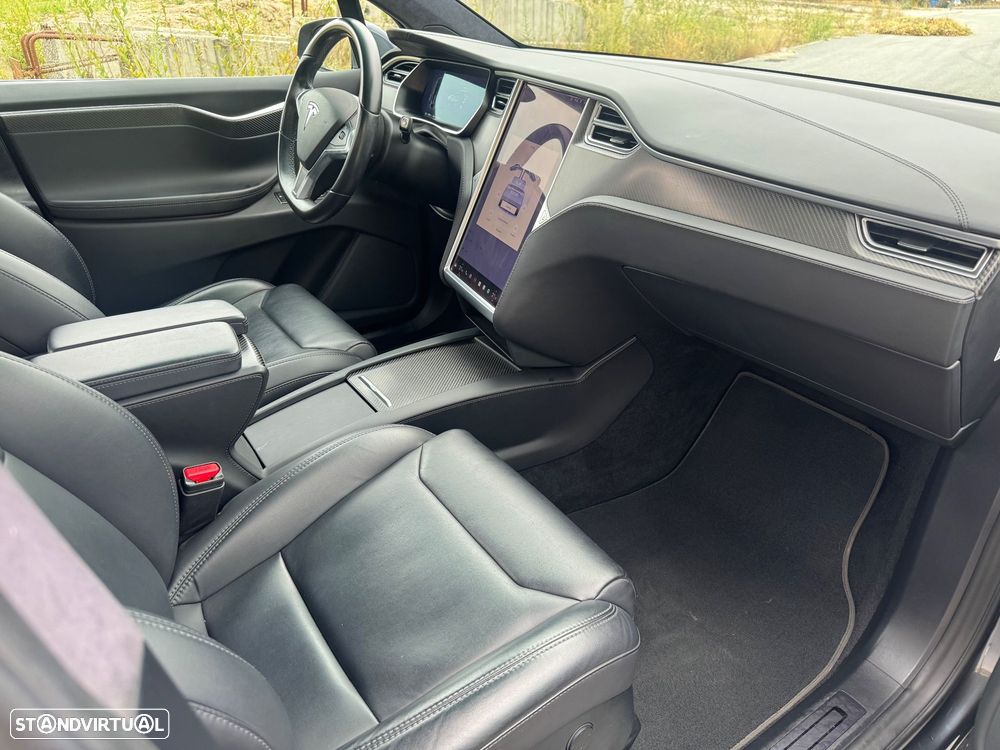 Tesla Model X - 16