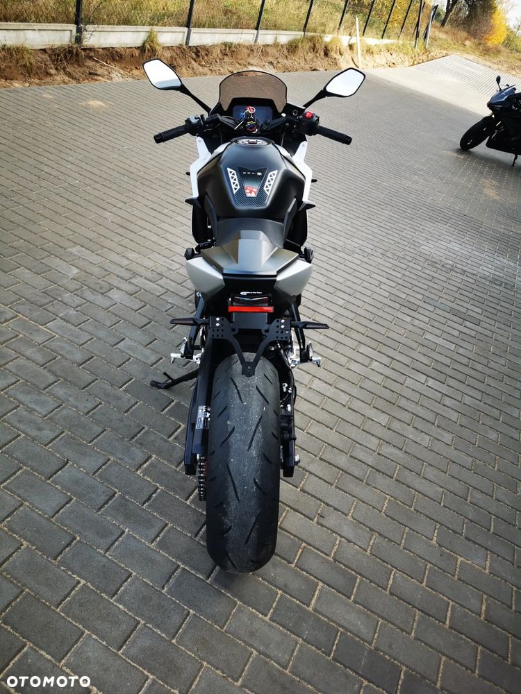 Suzuki GSX - 26