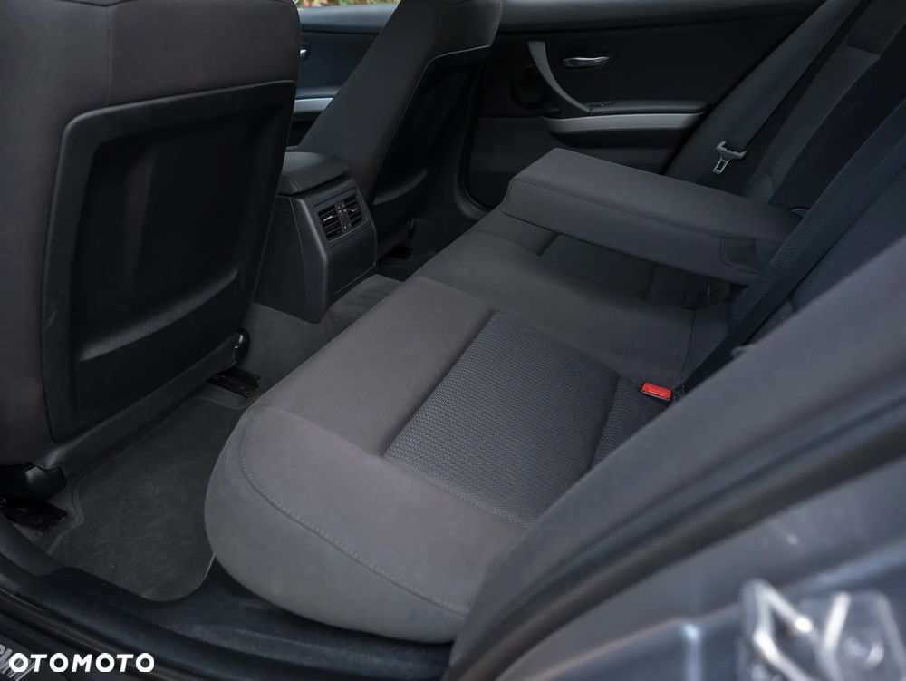 BMW Seria 3 318d DPF Touring - 31