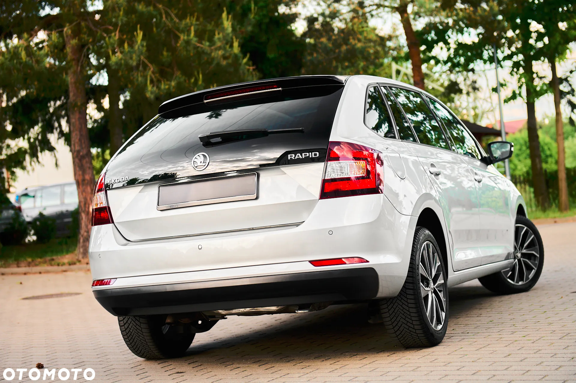 Skoda RAPID Spaceback 1.2 TSI (Green tec) Cool Edition Red & Grey - 4
