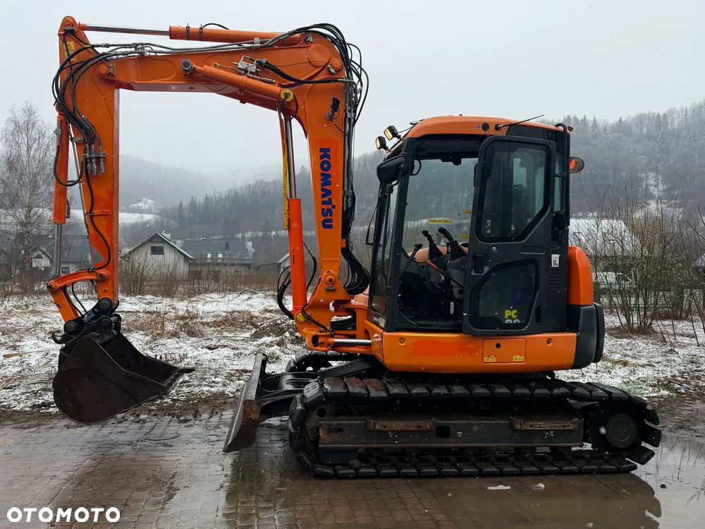 Komatsu Koparka Gąsienicowa 8 ton PC80MR-3. Sprowadzona z Norwegii. Centralne smarowanie!! Maszyna  jak Nowa 2016rok. 3200mtg 3x łamane Ramię. Klima ser.DEKRA. Własna pompa paliwa. Ani deka luzów i wycieków. Gąsienice klepki bez zużycia! Podwozie w pięknym stanie. Okazja Maszyna zadbana!! Po serwisach eksploatacyjnych. - 2