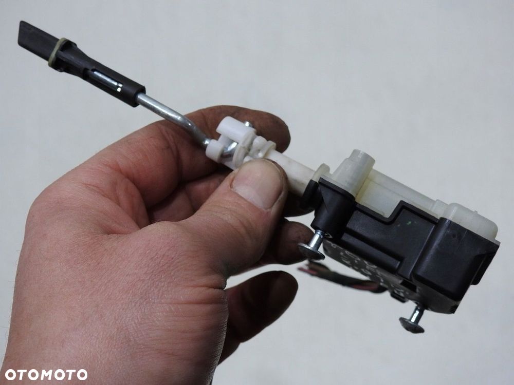 SIŁOWNIK KLAPKI PALIWA VW TOURAN LIFT 1T0810773A - 5