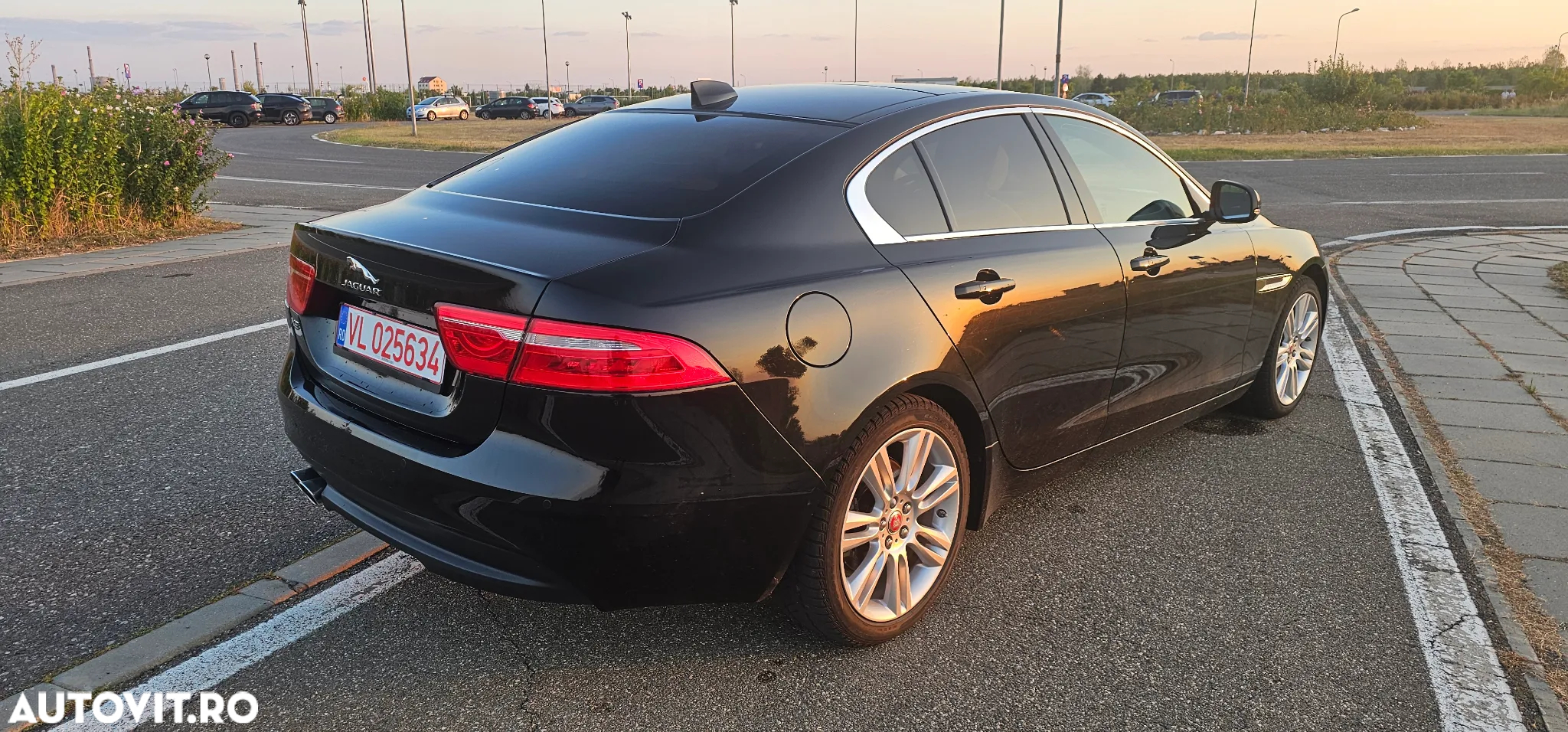 Jaguar XE 2.0 R-Sport - 10