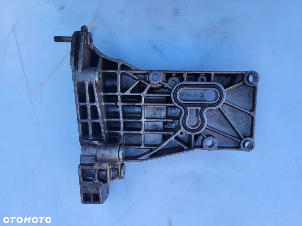 ŁAPA WSPORNIK ALTERNATORA BMW E65 N62B48 N62 4.8B 7533837 - 2