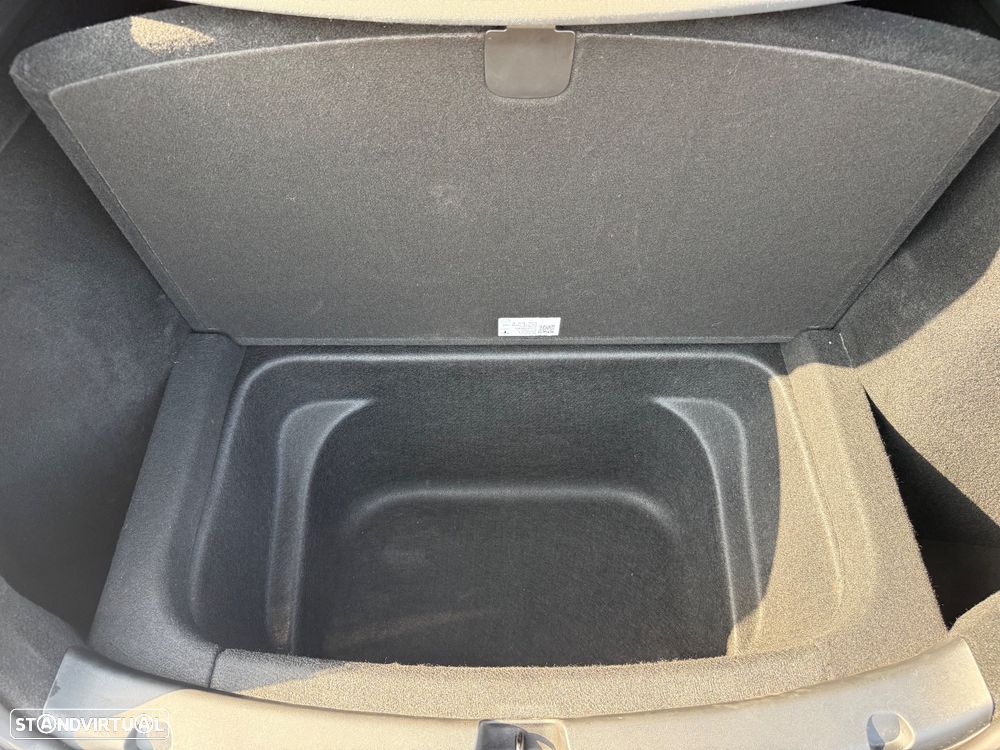 Tesla Model Y Long Range Dual Motor AWD - 27