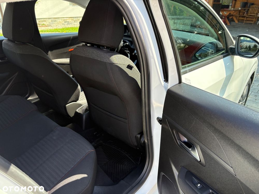 Peugeot 208 - 36