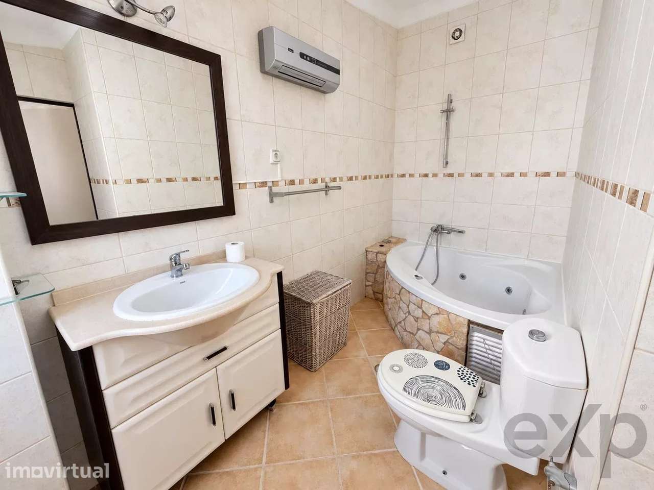 Moradia T3+1 com áreas surpreendentes, enorme cave, garagem e amplo es - Grande imagem: 3/26