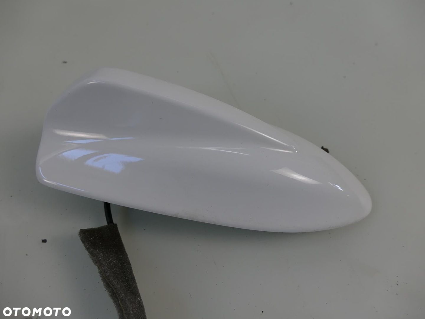 VOLVO XC60 I ANTENA DACHOWA NA DACH PŁETWA OBUDOWA KOLOR 614-46 BIAŁA - 1