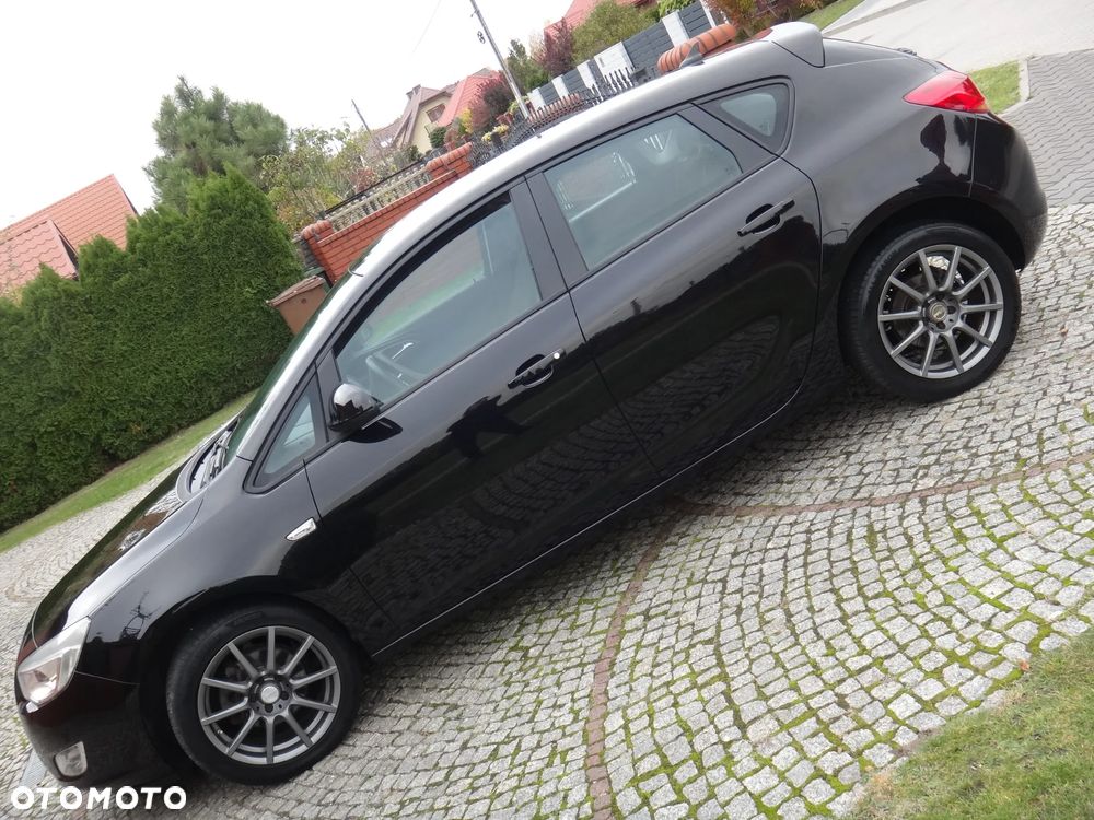 Opel Astra 2010 photo 4