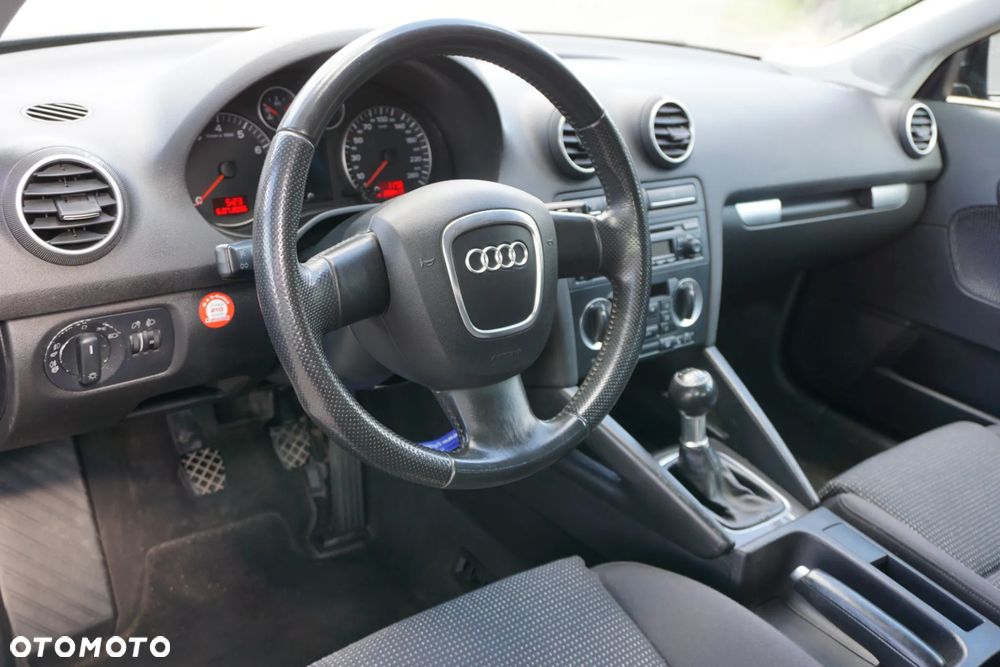 Audi A3 Sportback 1.6 FSI Ambiente - 8