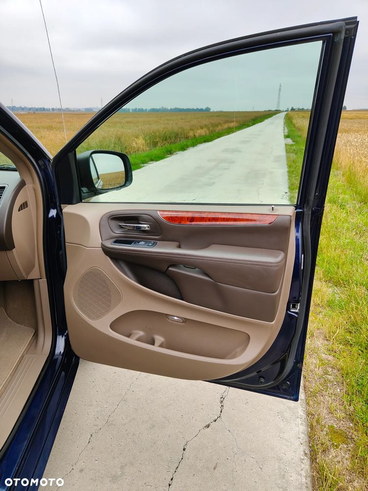 Chrysler Town & Country 3.6 Limited - 25