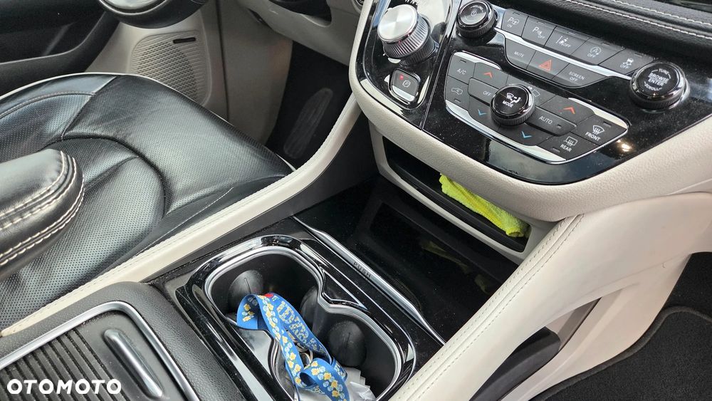 Chrysler Pacifica - 16
