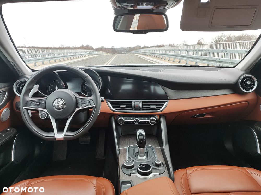 Alfa Romeo Giulia 2.0 Turbo 16V AT8-Q4 Ti - 11