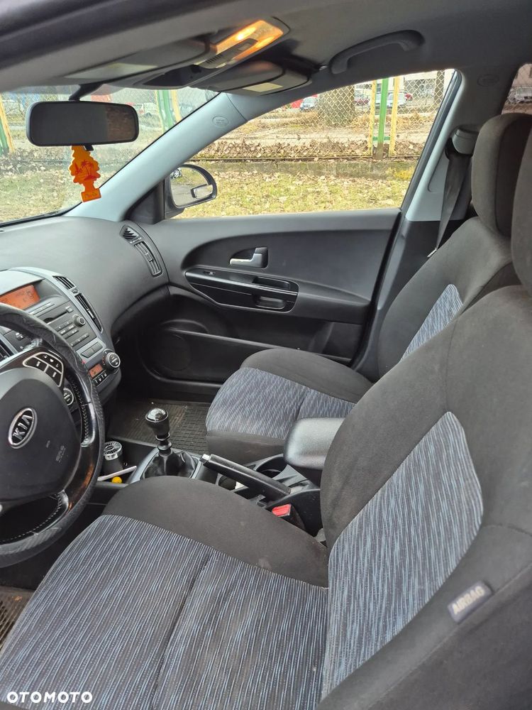 Kia Ceed 1.6 CRDi 90 Vision - 11