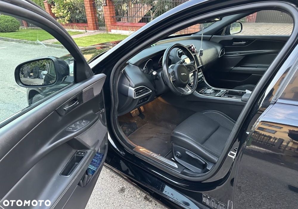 Jaguar XE 2.0 D R-Sport - 19