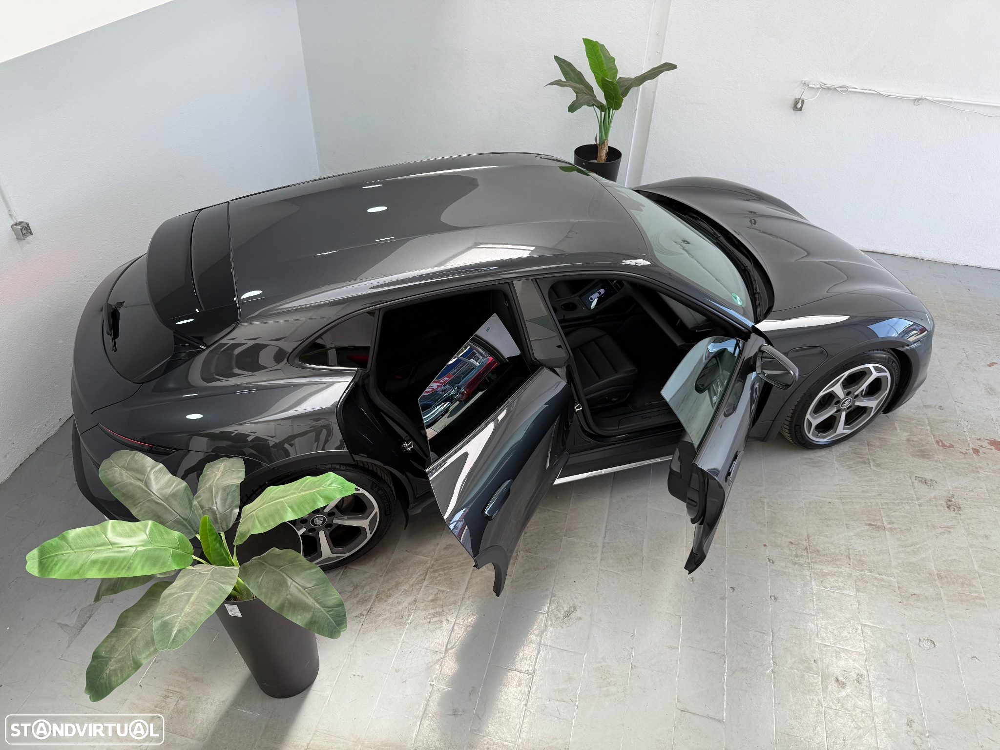 Porsche Taycan Cross Turismo 4 - 5