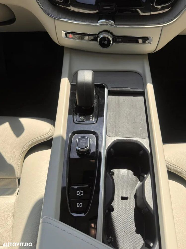 Volvo XC 60 B5 AT AWD MHEV Plus Dark - 16