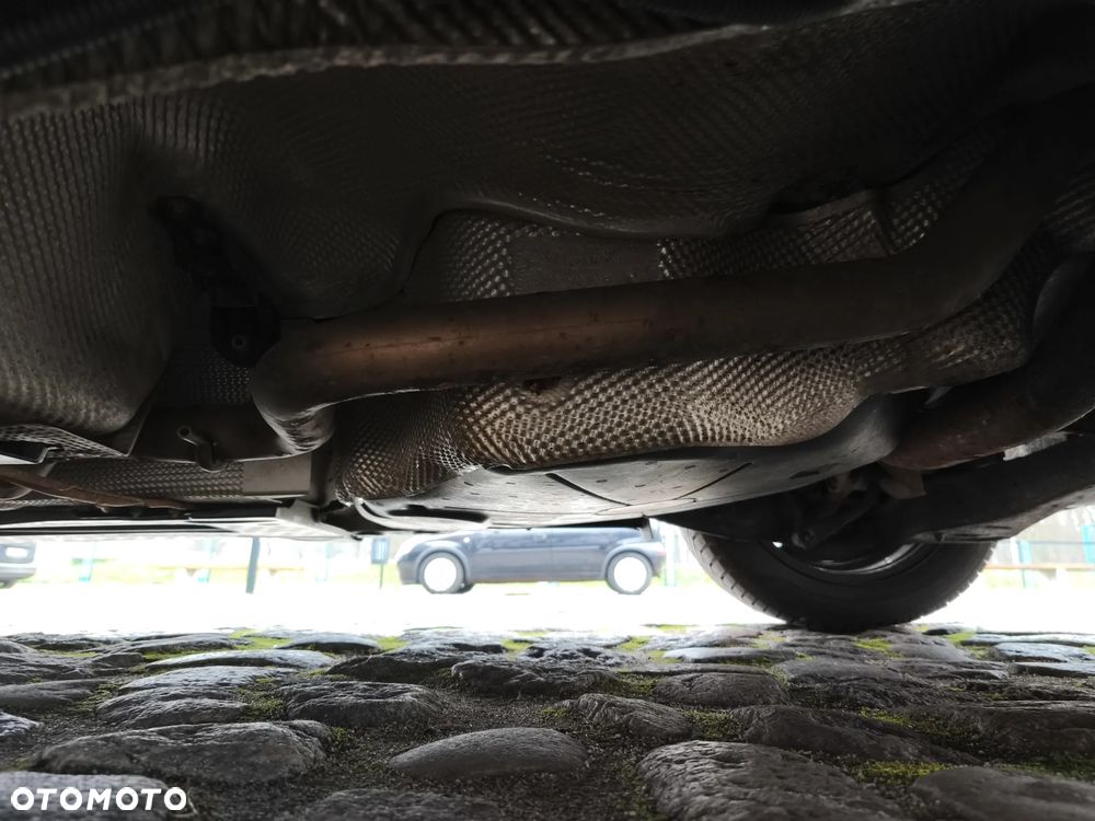 Volkswagen Passat 2.0 TDI DPF Highline - 24