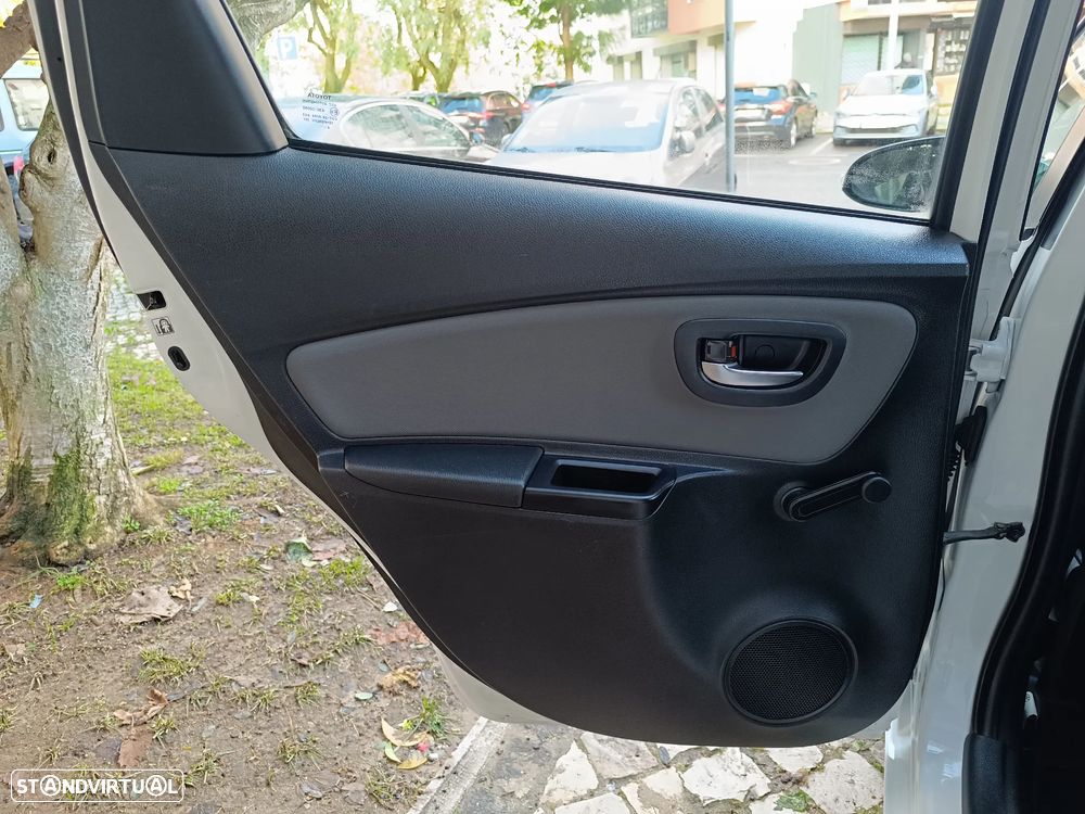 Toyota Yaris 1.5 HSD Comfort+Navi - 16