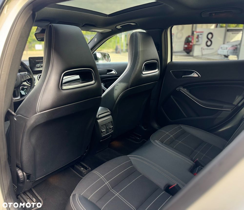 Mercedes-Benz GLA 200 7G-DCT Urban - 15