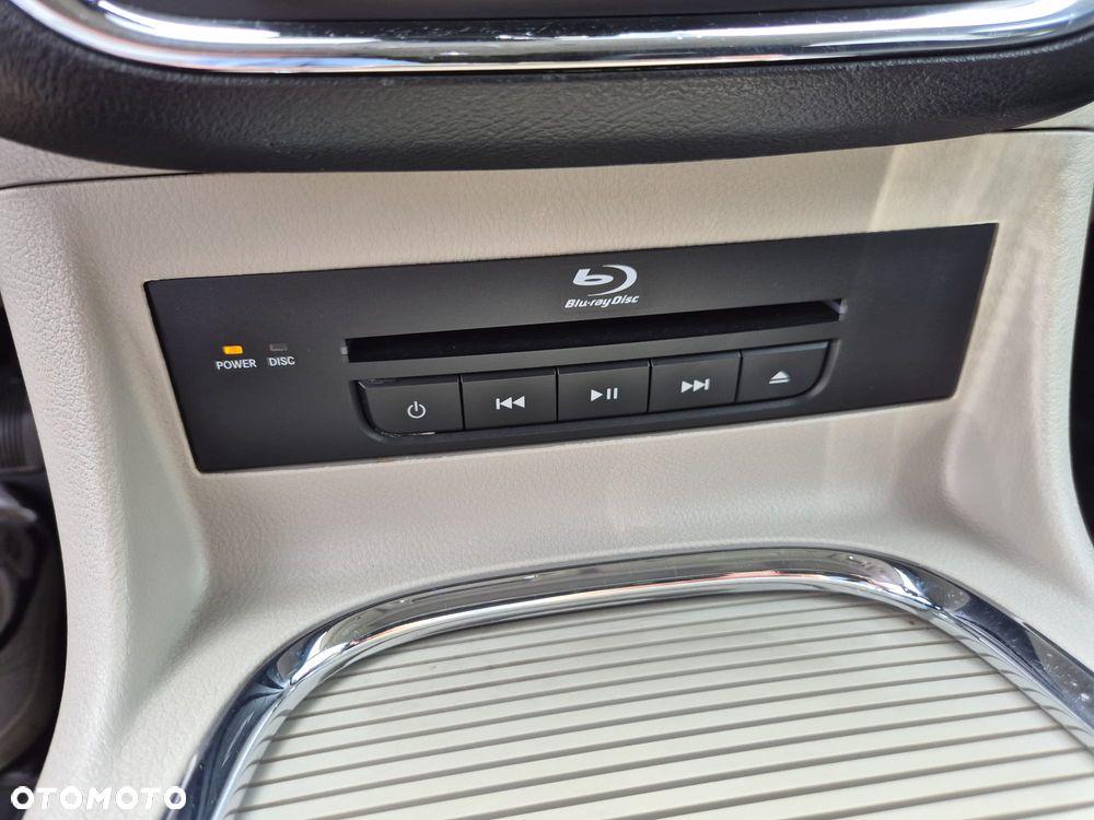 Chrysler Town & Country - 18