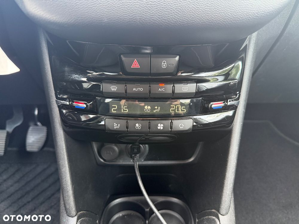 Peugeot 208 - 16