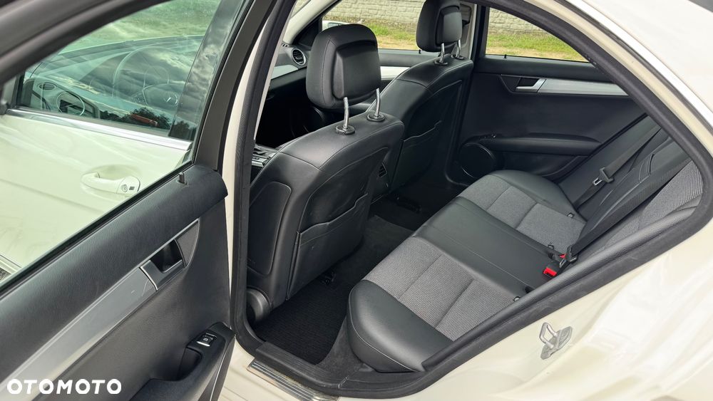 Mercedes-Benz Klasa C 180 BlueEFFICIENCY 7G-TRONIC Avantgarde - 30