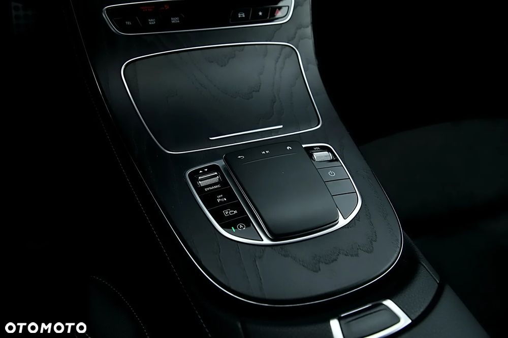 Mercedes-Benz Klasa E 220 d 4-Matic 9G-TRONIC - 28