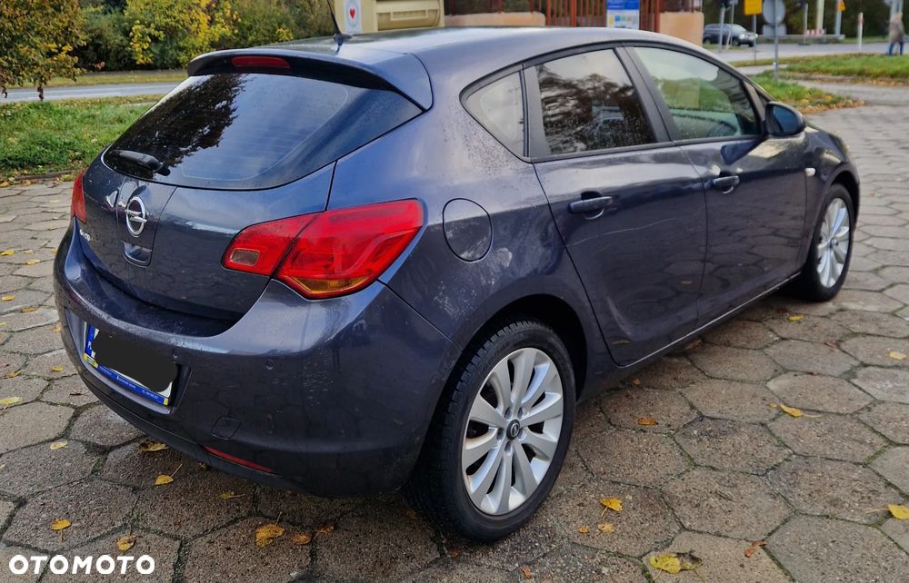 Opel Astra 2010 photo 3