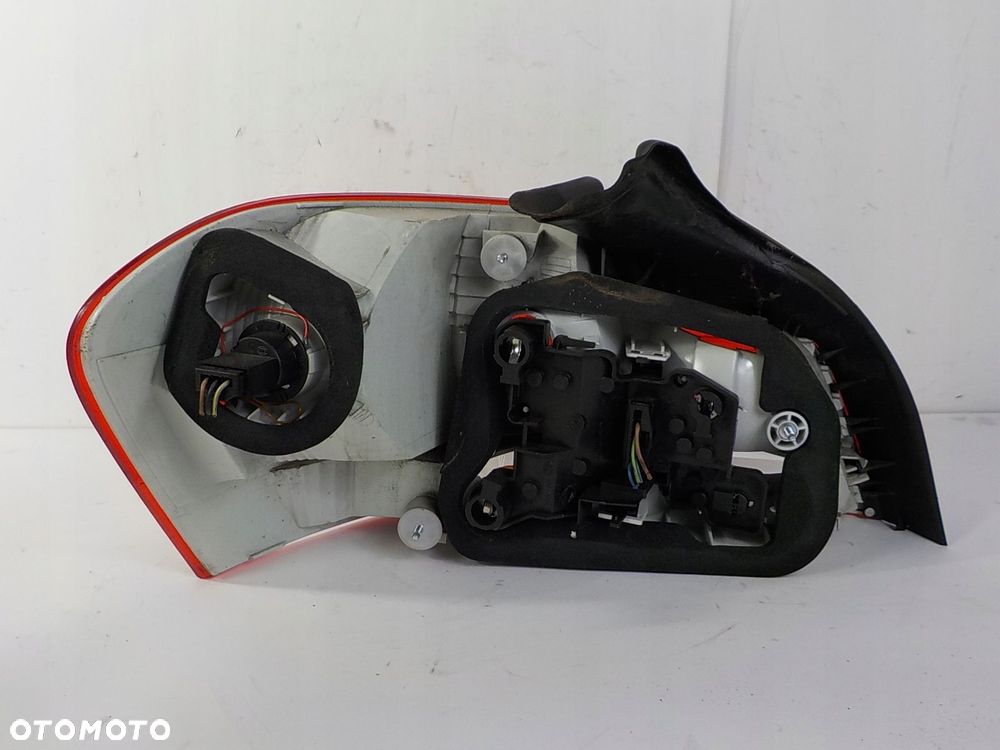 BMW 1 E82 E88 LAMPA PRAWA TYŁ TYLNA - 4