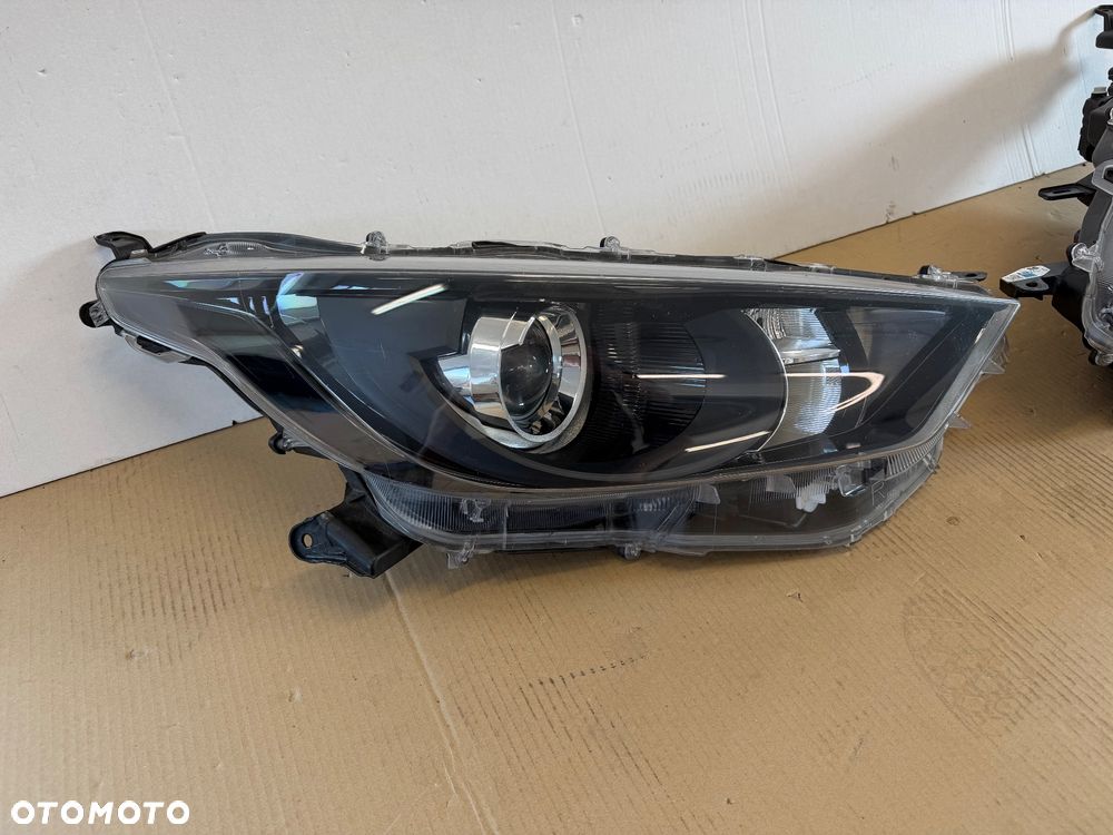 TOYOTA YARIS IV - LAMPA ZWYKŁA SOCZEWKA  PRAWA - 6