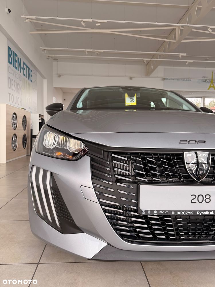 Peugeot 208 - 8