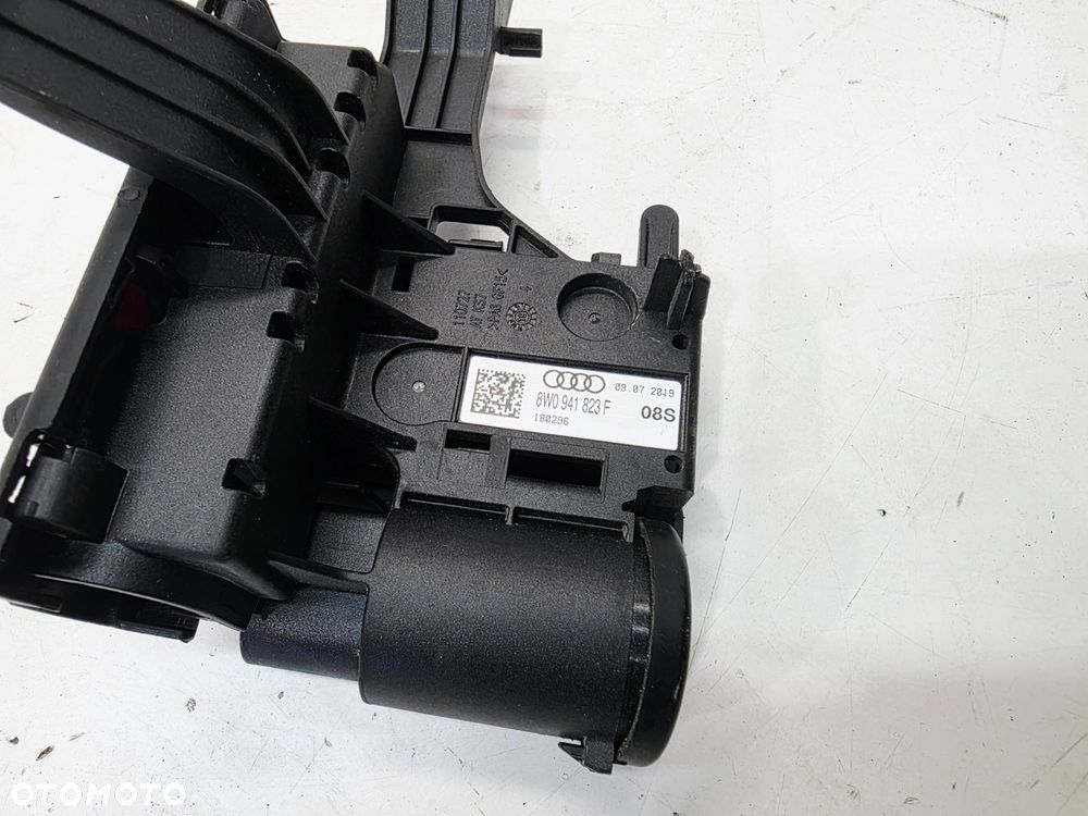ROZDZIELACZ PRĄDU KLEMA + AUDI A4 B9 A5 8W 8W0941823F - 8
