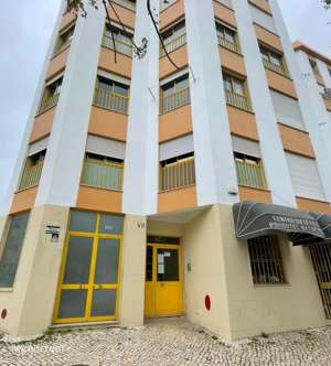 Apartamento T1 localizado junto ao centro de Quarteira a 150 metros da