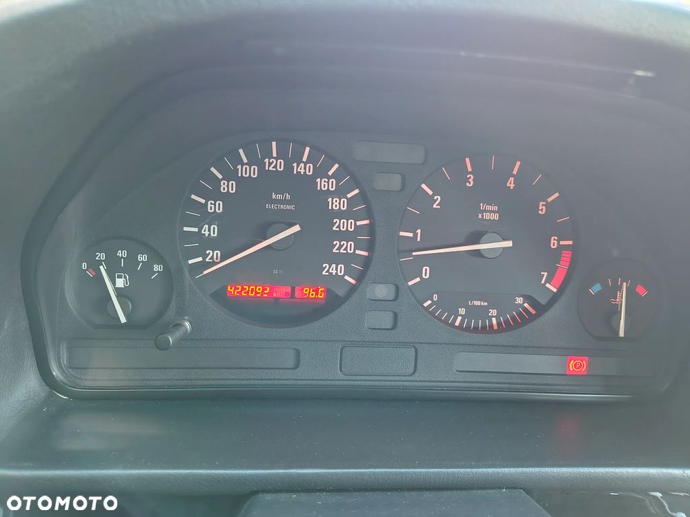 BMW Seria 5 520i - 22
