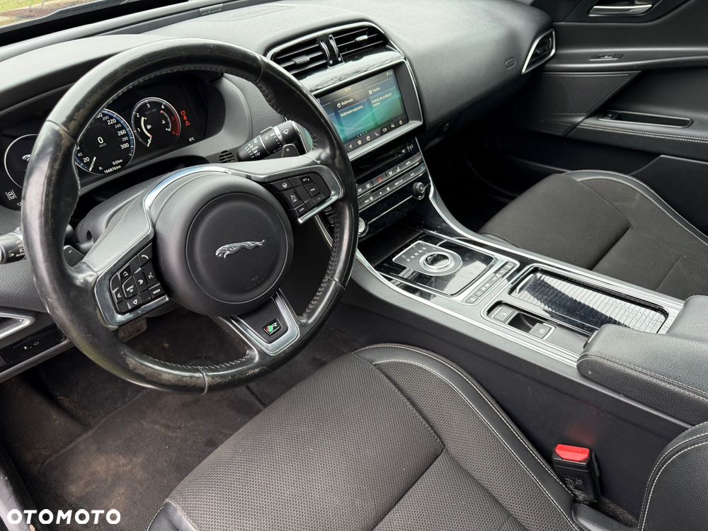 Jaguar XE 2.0 D R-Sport - 5