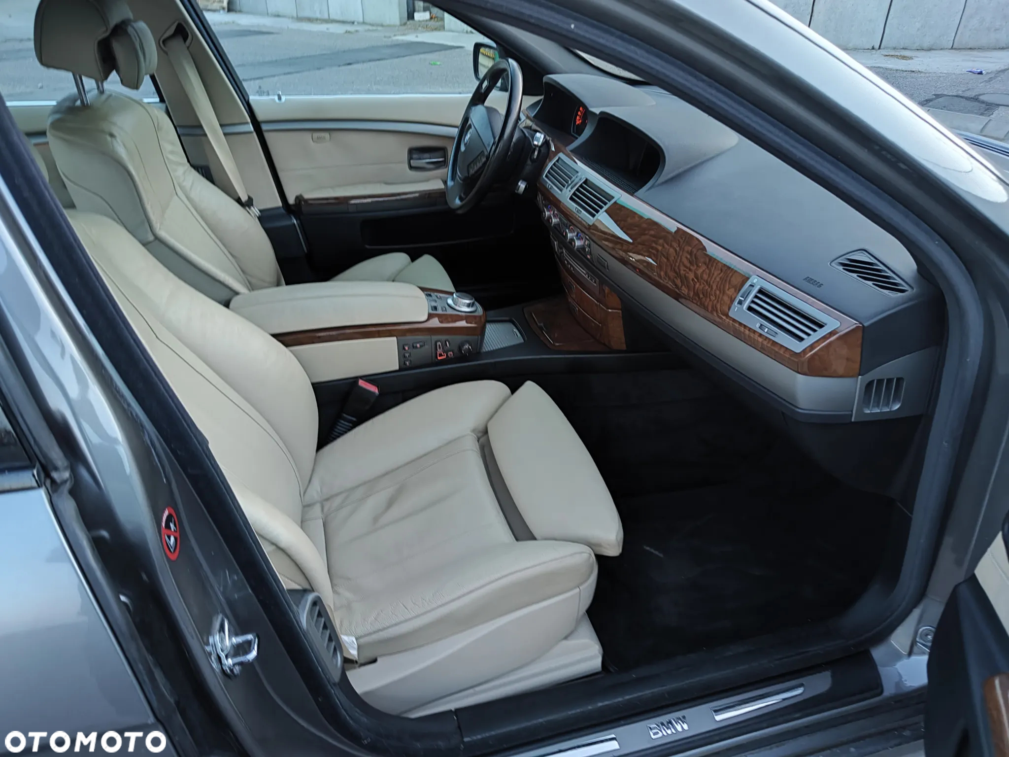 BMW Seria 7 750i - 8