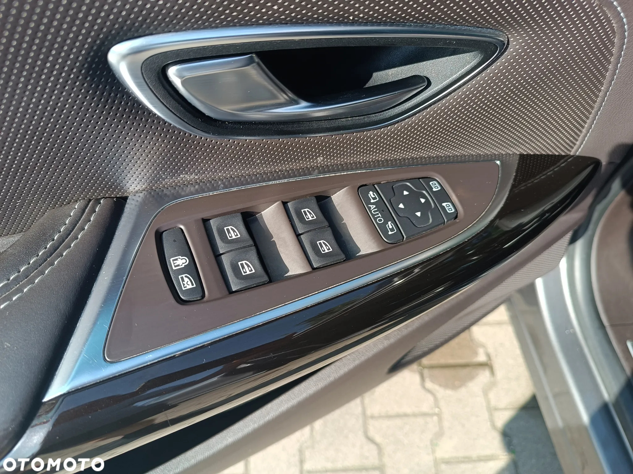 Renault Espace 1.6 dCi Energy Initiale Paris EDC - 25