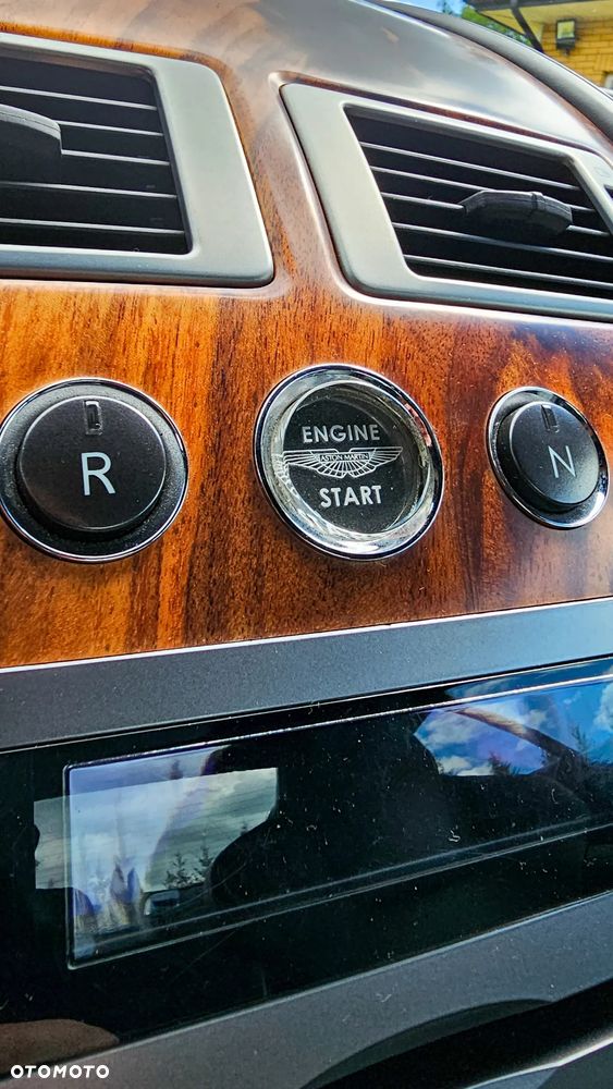 Aston Martin DB9 Standard - 28